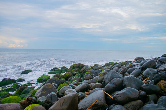 rocas en el mar de color gris