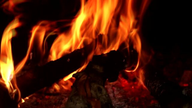 Una hoguera, fogata, fog&oacute;n, lumbre o pira es un fuego mantenido voluntariamente para calentarse, cocinar o celebrar ritos o fiestas.