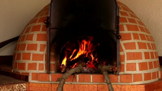 Horno de le&ntilde;a, con fuego, hoguera, pira incandescente..