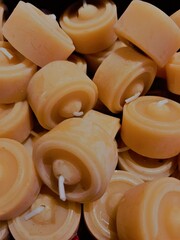 Ensemble de petites bougies chauffe-plats jaunes à la cire d'abeille en vrac