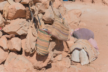 Stofftaschen am Fels bei den Berbern in Marokko