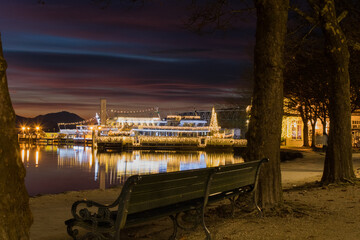 Fototapeta premium Weihnachtsbeleuchtung am Wörthersee in Klagenfurt am Wörthersee