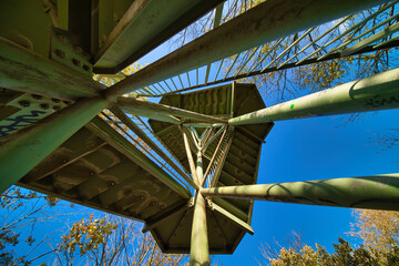 Aussichtsturm Rosenthal (Park) in Leipzig an einem Herbsttag mit der Sicht zur Stadt und den...