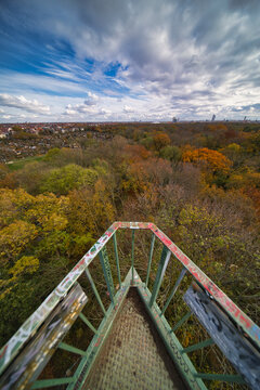 Aussichtsturm Rosenthal (Park) in Leipzig an einem Herbsttag mit der Sicht zur Stadt und den Hochhäusern (Ultraweitwinkel)