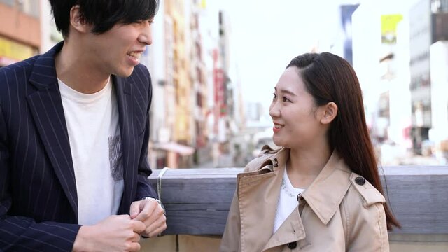 口臭　臭い男性がやってくる　イメージ　鼻をつまむ女性