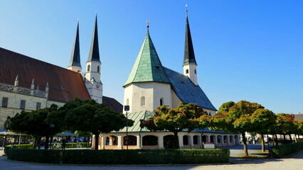 Gnadenkapelle und Stiftspfarrkirche St. Philipp und Jakob auf Kapellplatz in Altötting mit blauem Himmel