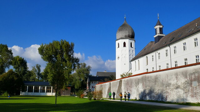 Ansicht des Klosters Frauenw&ouml;rth auf der Fraueninsel im Chiemsee unter blauem Himmel