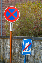 Panneaux : fin de zone de travaux et stationnement interdit