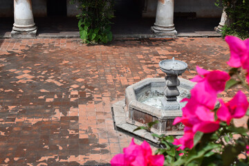 Fuente de piedra en la plaza central, Ruinas de la iglesia de Capuchinas en Antigua Guatemala.