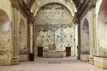 Fototapeta na wymiar Ruinas de Capuchinas en Antigua Guatemala, pasillo y al fondo un arco de piedra.