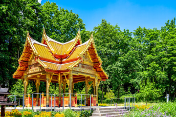 Thailändischer Tempel im öffentlichen Park in Bad Homburg vor der Höhe, Taunus, Hessen, Deutschland 
