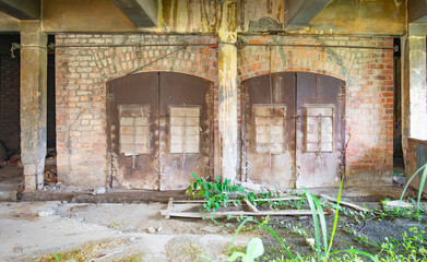 The old housing architecture is dilapidated and abandoned.