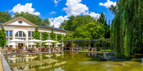 Fototapeta na wymiar Orangerie im öffentlichen Park in Bad Homburg vor der Höhe, Taunus, Hessen, Deutschland 
