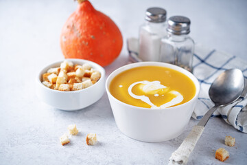 Pumpkin soup with pumpkin seeds and parsley leaves