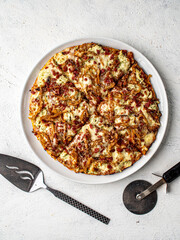 Pizza en plato blanco