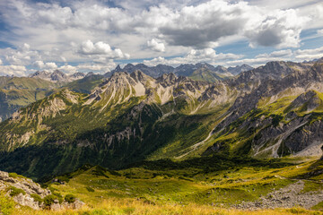 Fototapeta na wymiar Landschaft im Kleinwalsertal in Österreich