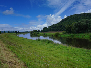Blick auf den Fluss Weser in der Nähe von Polle in Niedersachsen