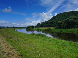Fototapeta na wymiar Blick auf den Fluss Weser in der Nähe von Polle in Niedersachsen