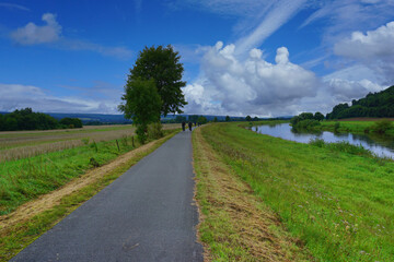 Radfahrer auf einem Radweg an der Weser in der Nähe von Polle in Niedersachsen