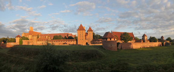Zamek krzyżacki w Malborku o wschodzie  słońca