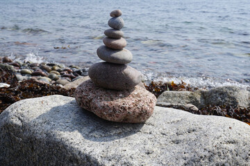 gestapelte Steine am Strand 