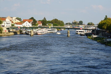 Donaublick in Regensburg auf die Eiserne Brücke zum unteren Wöhrd 