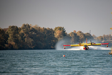 Löschflugzeug der Type Canadair beim auftanken auf der Neuen Donau im Zuge des Einsatzes zur...