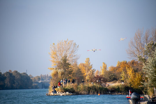 L&ouml;schflugzeug der Type Canadair beim auftanken auf der Neuen Donau im Zuge des Einsatzes zur Bek&auml;mpfung des Waldbrandes auf der Rax, Wien am 31.10.2021
