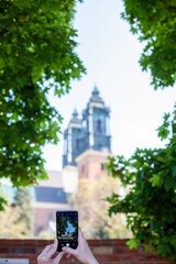 Turysta katedra poprzez ekran telefonu