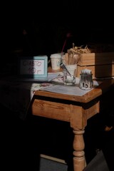 stolik stół światło cień kawiarnia - obrazy, fototapety, plakaty