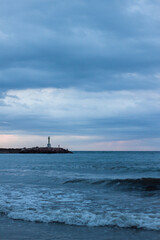 Obraz premium Amanecer nublado en la playa