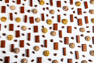 Obraz premium Assorted chocolate candies on wooden background. Chocolate sweets. Dessert background.