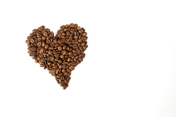 Muitos grãos de café torrados que juntos e aglomerados, formam um coração, sobre fundo branco.