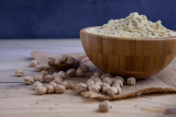 Cuenco con harina de garbanzo y garbanzos crudos