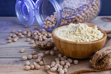 Frasco de cristal con garbanzo seco y harina de garbanzo
