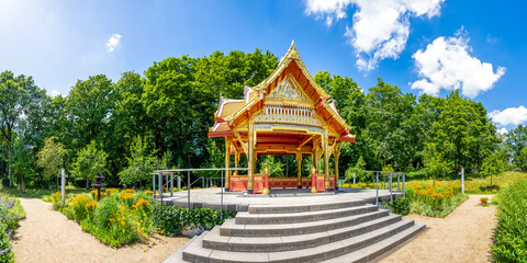 Thail&auml;ndischer Tempel im &ouml;ffentlichen Park in Bad Homburg vor der H&ouml;he, Taunus, Hessen, Deutschland 