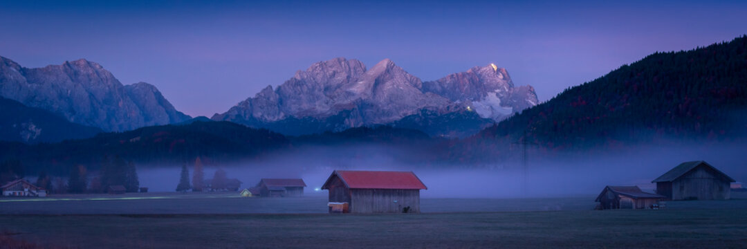 Berge und Landschaft mit Nebel in der D&auml;mmerung - Panorama