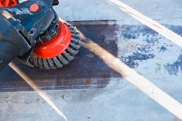 The builder works with an angle grinder. Wire cleaning brush. Cleaning metal embedded from rust and...