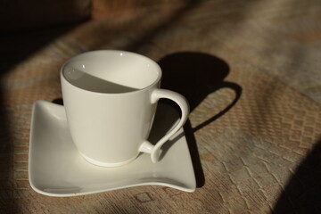 Kaffeetasse im Sonnenlicht