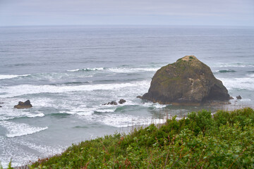Fototapeta na wymiar Beautiful Oregon Coast Surf View. A view of the Oregon Coast just south of Cannon Beach.
