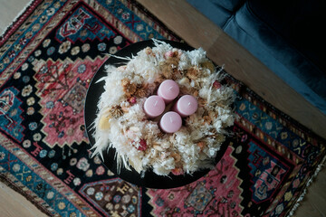 Adventskranz auf Wohnzimmertisch