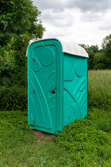 Toaleta przenośna w parku leśnym - obrazy, fototapety, plakaty