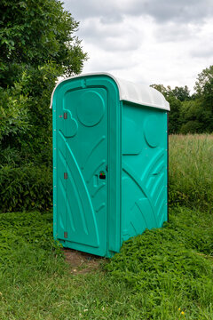 Toaleta przenośna w parku leśnym