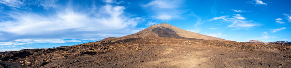 Breites Panorama der kargen Landschaft des Teide auf Teneriffa mit vielen erkalteten Lavafeldern