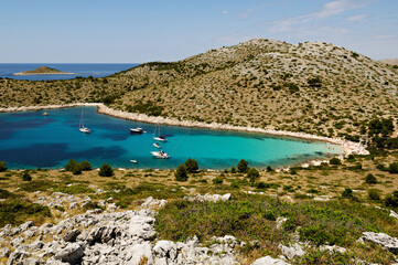 Obraz premium Bateaux dans une baie dans la parc national des Kornati, île de Levrnaka, Croatie