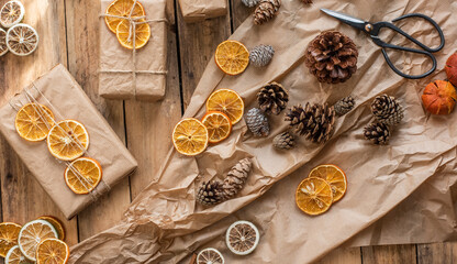 Geschenke zu Weihnachten natürlich verpacken mit Orangenscheiben und Zapfen