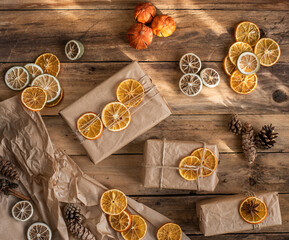 Geschenke zu Weihnachten natürlich verpacken mit Orangenscheiben und Zapfen