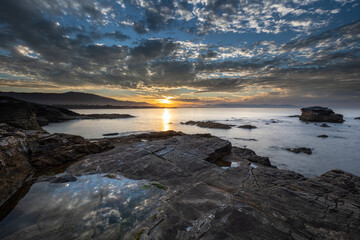 Obraz premium Spectacular sunset of varied color in the sky on the coast of Galicia!