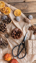 Geschenke zu Weihnachten natürlich verpacken mit Orangenscheiben und Zapfen