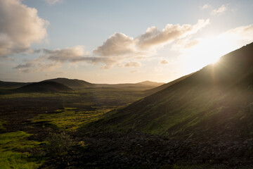 Landschaft bei Island bei Sonnenuntergang / Fagradalsfjall, Fagradalshraun, Geldingardalir